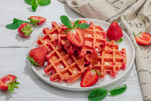 草莓华夫饼甜蜜美味诱惑