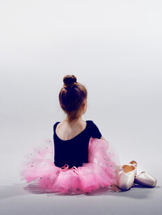 背对镜头的芭蕾小女孩