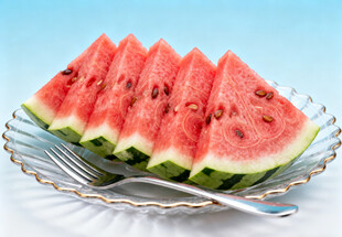 玻璃盘上的切块西瓜