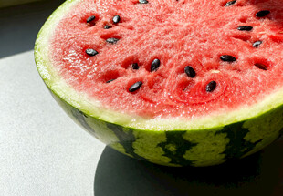 切开的新鲜红瓤西瓜