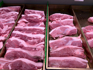 新鲜猪肉整齐陈列