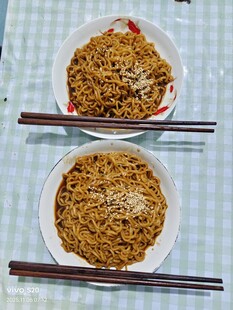 两碗炸酱面