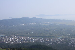 俯瞰城市与远山美景