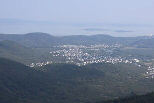 俯瞰山间城镇美景