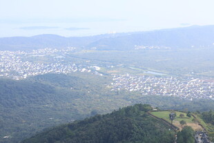 俯瞰山间城市美景