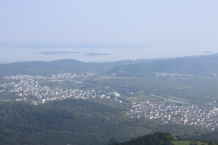 俯瞰山间城镇美景
