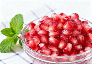 石榴籽装于透明碗中