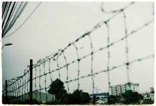 带刺铁丝网围栏场景