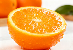 切开的新鲜橙子