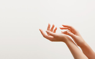 优雅女性双手姿态展示