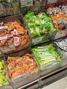 超市货架上琳琅满目的零食