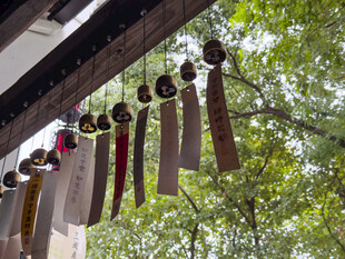 户外悬挂的多彩风铃