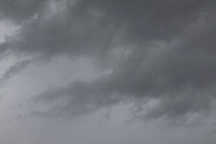 乌云密布的阴沉天空