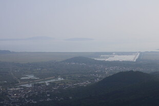 俯瞰城市与山水景观