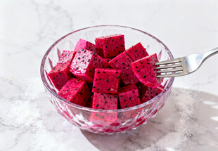 玻璃碗中的红心火龙果切块