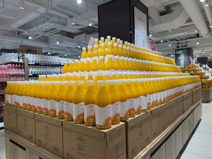 超市货架上整齐的果汁陈列