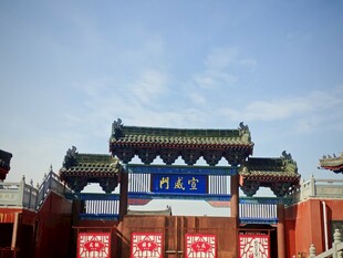 古老牌坊下的传统景致