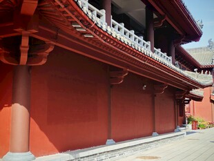 中式古建筑红墙一角