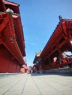 古建红墙下的开阔空间