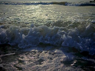 海浪拍打沙滩的美丽景象