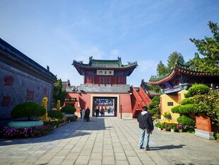 古寺庭院中的漫步景象