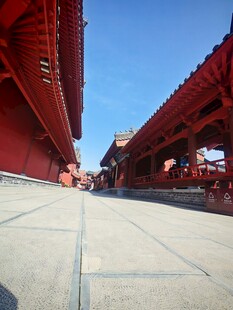 红墙古建筑下的开阔步道