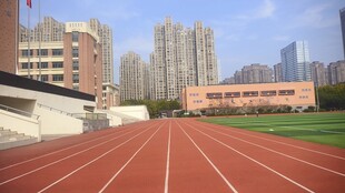 校园红色跑道与高楼景观