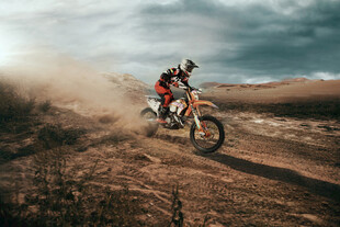 越野摩托驰骋荒野