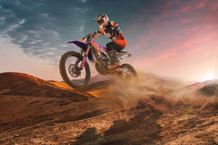 越野摩托飞跃精彩瞬间