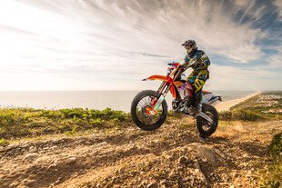 越野摩托骑手驰骋荒野