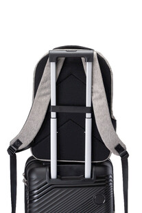 黑色双肩背包背部特写