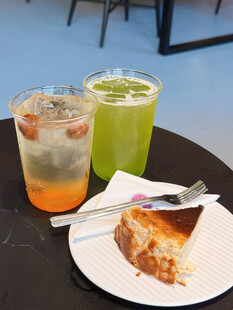 美味饮品与甜点的惬意组合