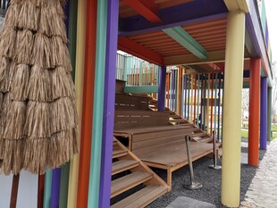 彩色小屋旁的木质休闲空间