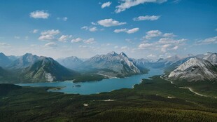 壮丽山河间的宁静湖泊