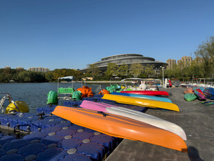 湖畔多彩皮划艇静候出发