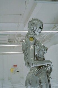 银色机器人展示科技感