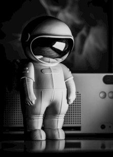 黑白风科幻宇航员形象