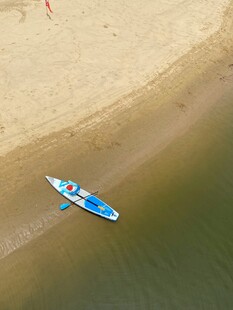 沙滩边停泊的蓝色小船