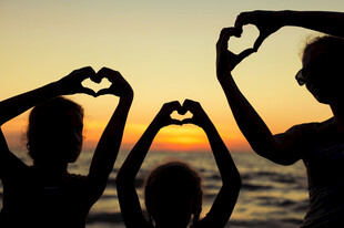 海边家庭夕阳下爱心剪影