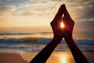 海边双手合十迎日出