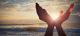 双手托举夕阳美景