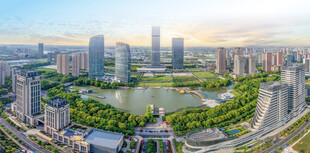 城市湖畔全景风光