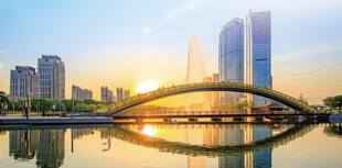 城市夕阳下的桥梁与天际线