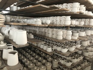货架上摆满多样陶瓷泥坯