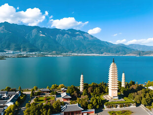 大理三塔与湖山美景