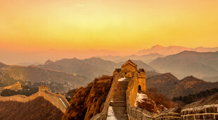 夕阳下的雄伟万里长城