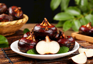 马蹄摆放在盘上