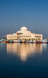 伊斯兰风格建筑倒映湖面