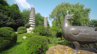 园林景观中的古塔与雕塑