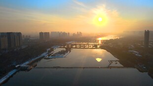 城市河畔的绝美日出景象